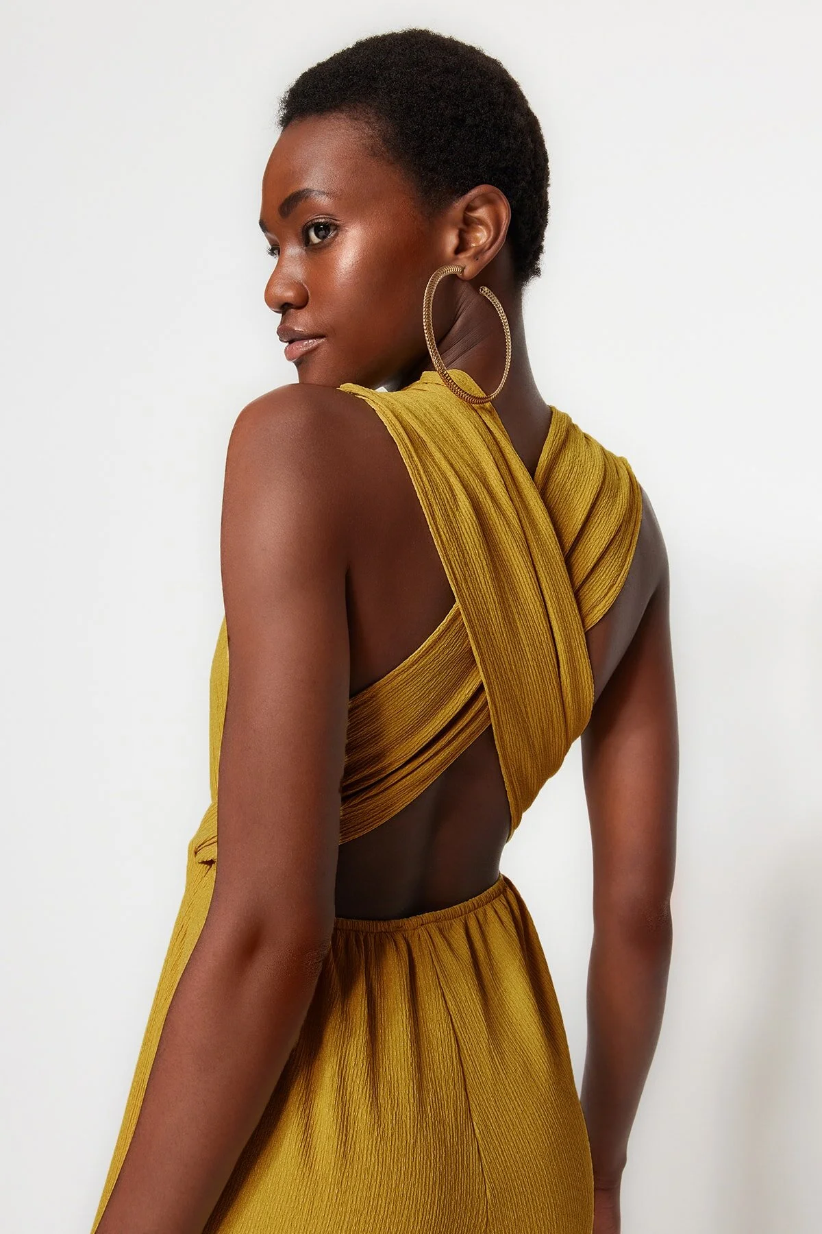 Trendyol Collection  Ölgrüner Jumpsuit mit tiefem Ausschnitt und gewebter Rückseite TBESS23TU00010
