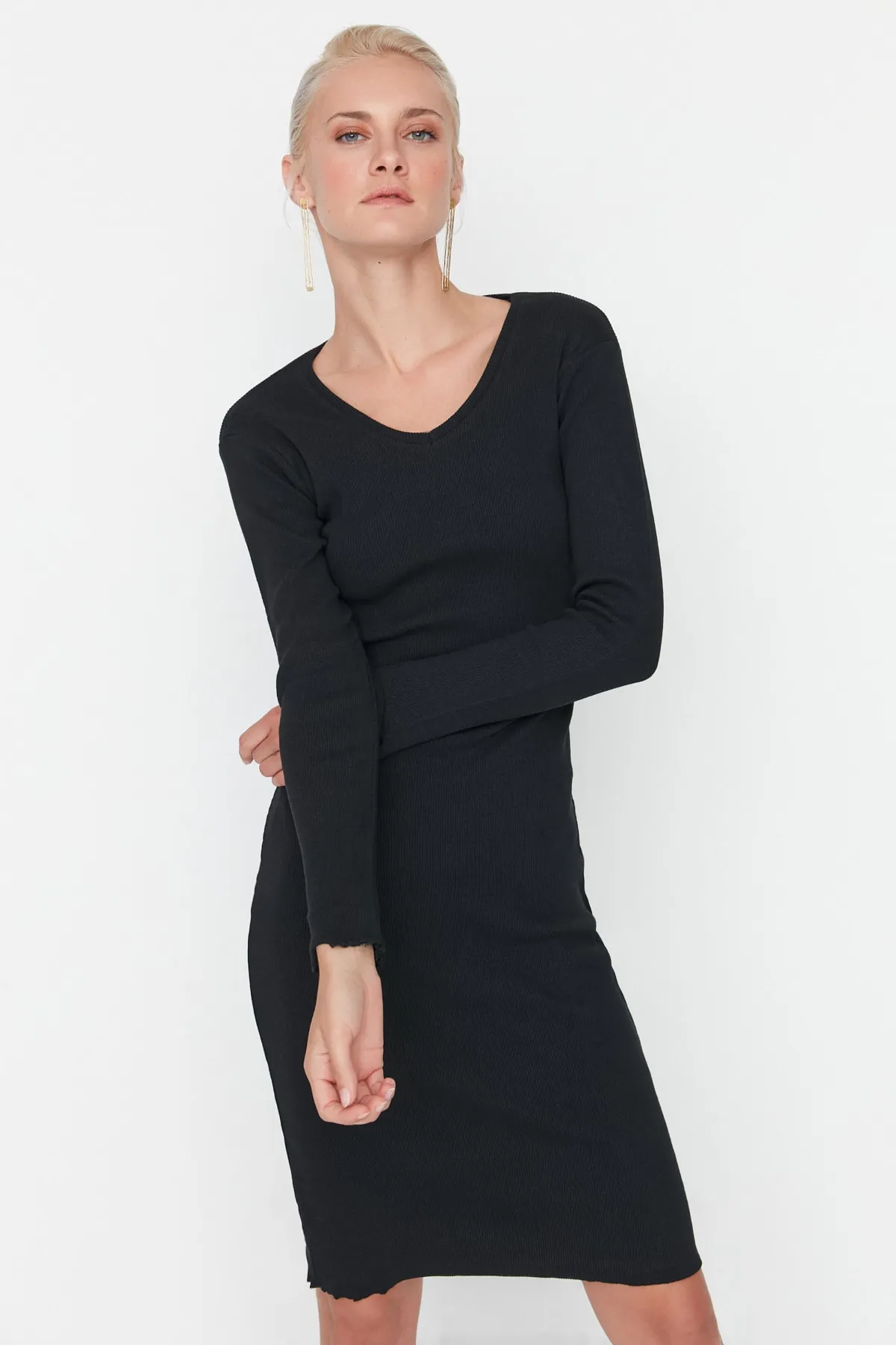 Trendyol Collection  Schwarzes Baby-Overlock-detailliertes, figurbetontes Midi-Strickkleid TWOAW23EL00050