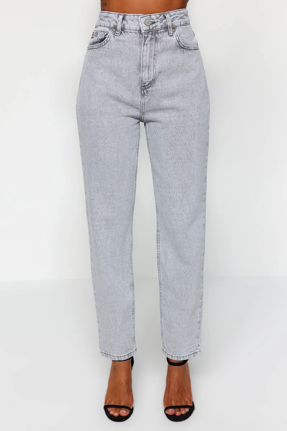 Trendyol Collection  Graue Mom-Jeans mit hoher Taille TWOAW22JE0945