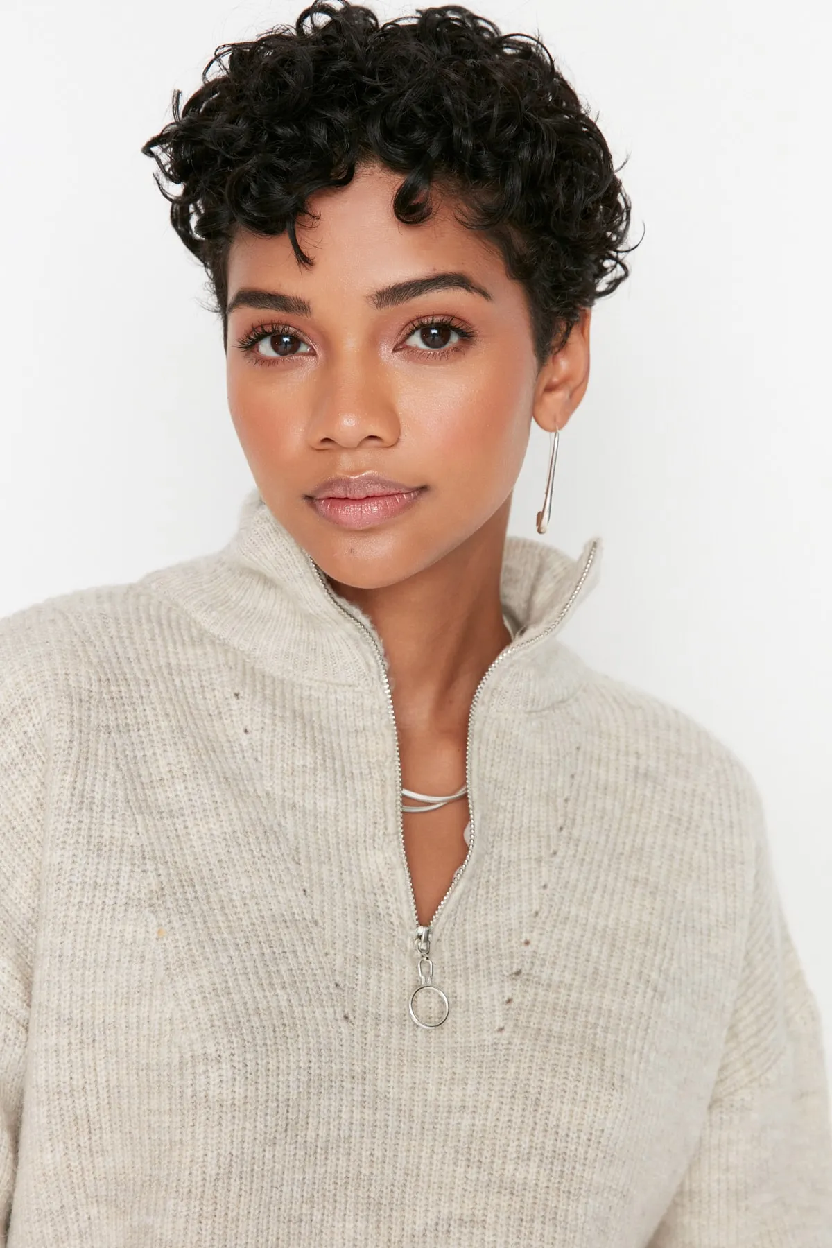 Trendyol Collection  Steiniger Strickpullover mit weicher Struktur und Reißverschluss TWOAW20XS0009