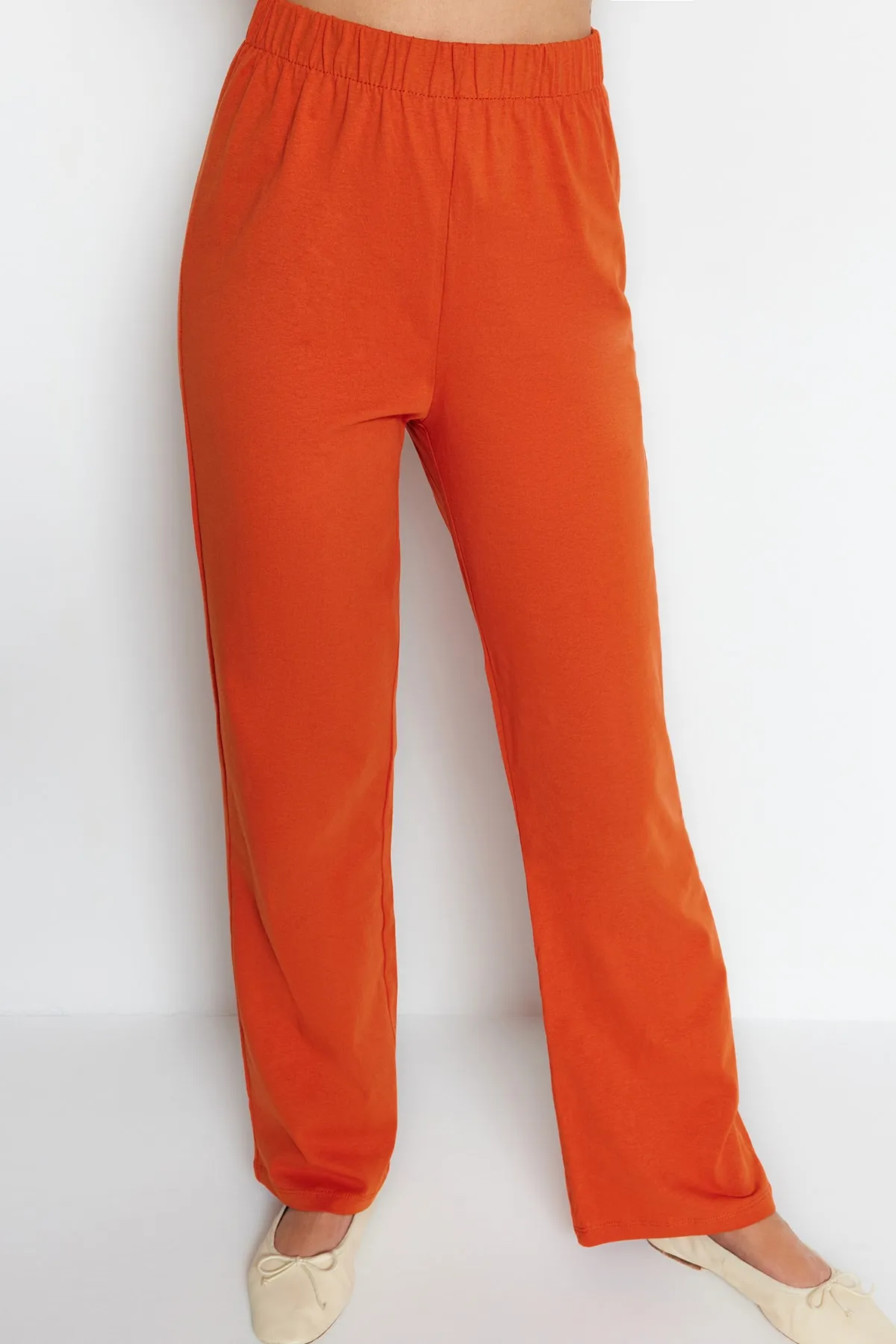 Trendyol Collection  Set aus gefliestem Baumwollbund, elastischem, detailliertem T-Shirt, gestrickter Hose und Oberteil THMSS23AU00022