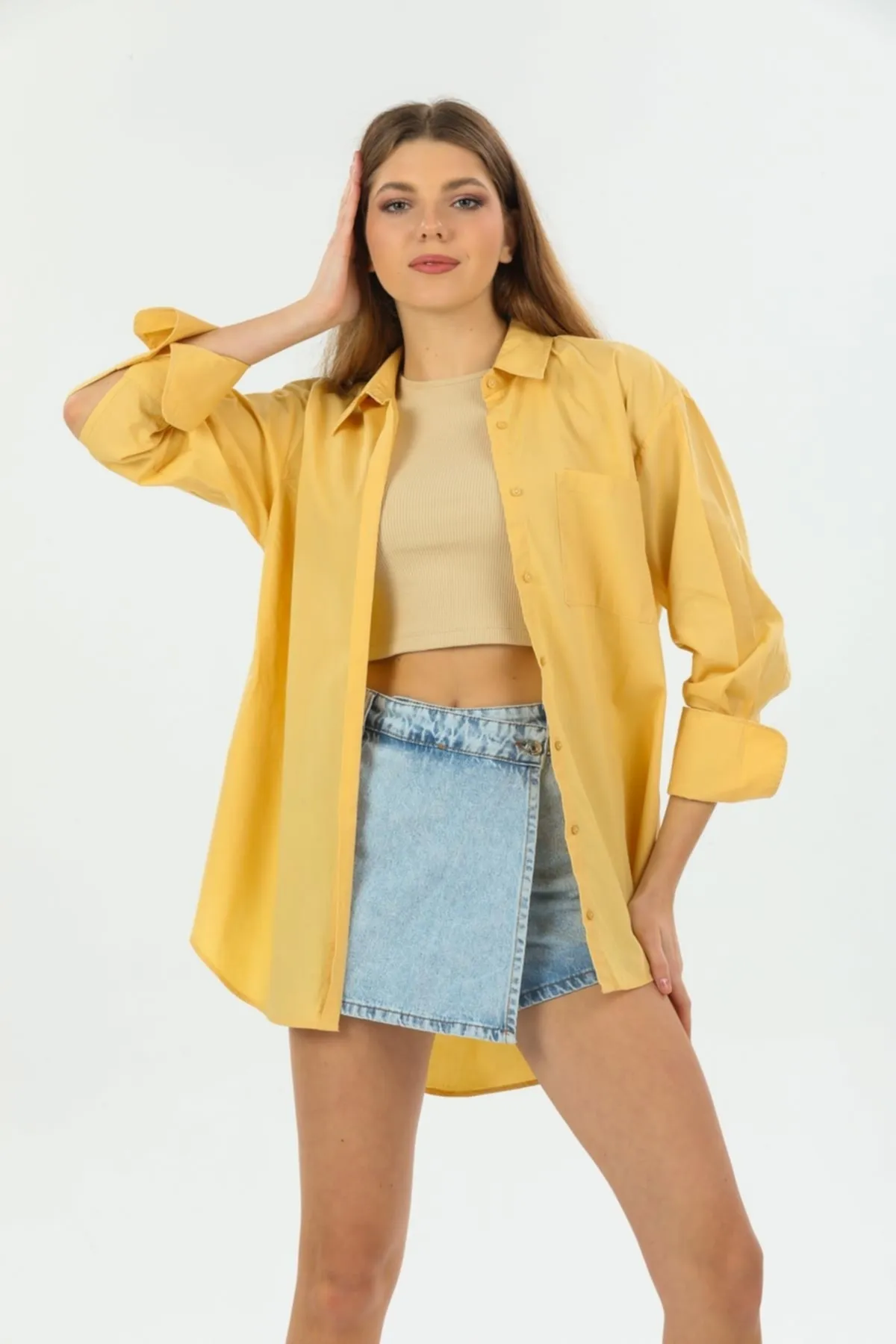 Domoda  Beigefarbenes Crop-Top mit Neckholder und gestrickter, gerippter Sportlerbluse