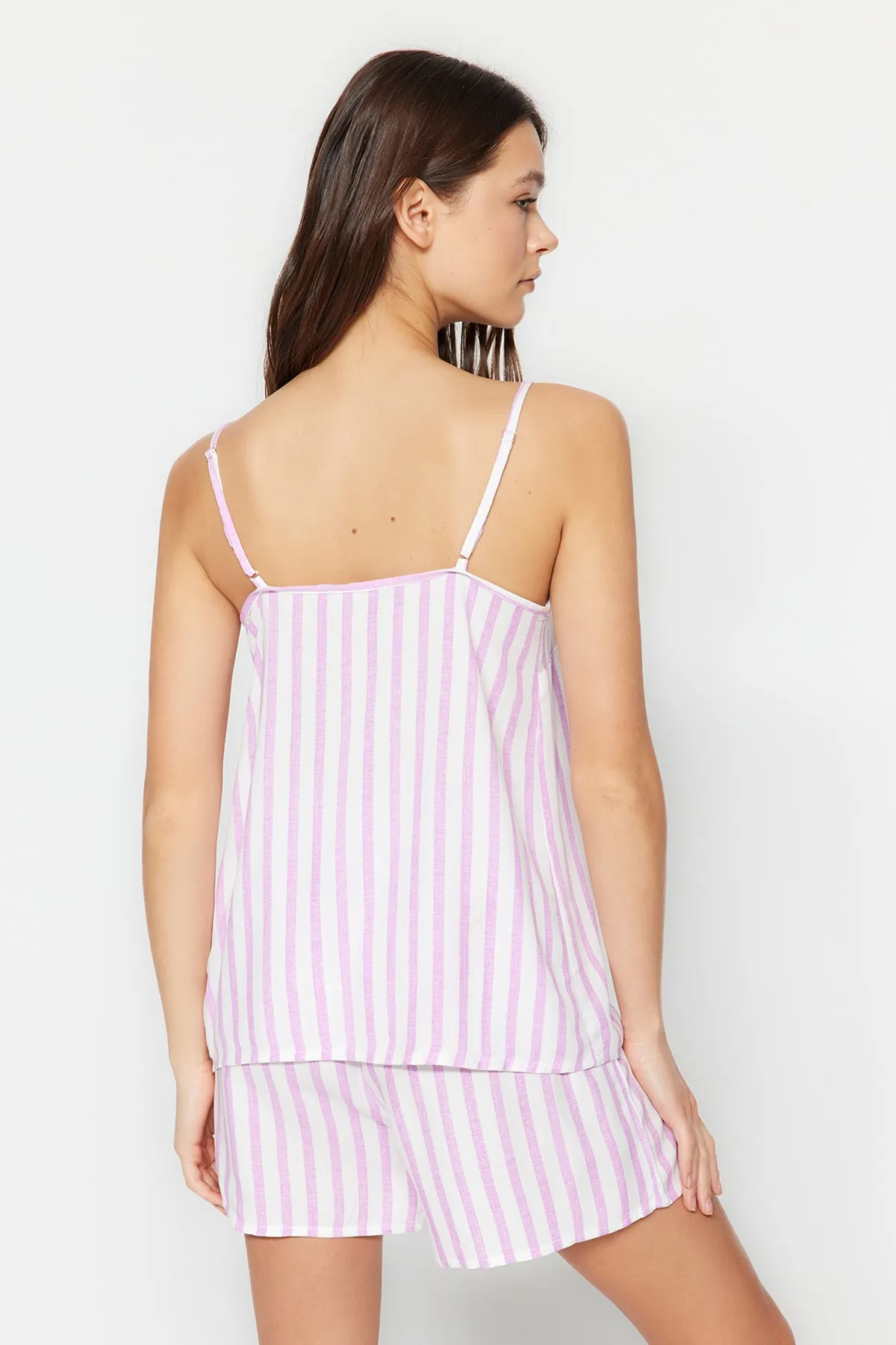 Trendyol Collection  Pyjama-Set aus Viskosegewebe mit lila gestreiften Seilträgern THMSS23PT00006