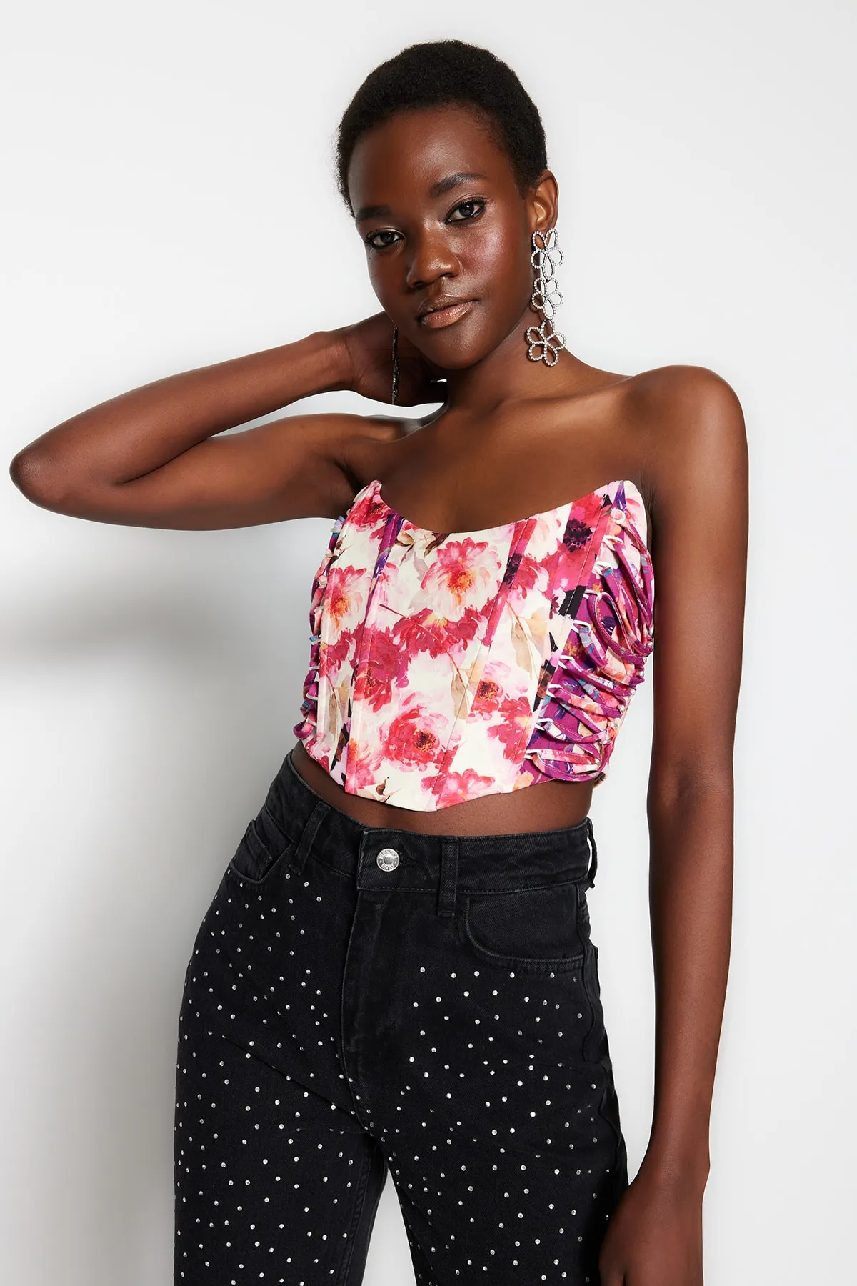 Trendyol Collection  Mehrfarbiges, bauchfreies, gefüttertes Bustier mit gewebten Paspeln und Blumenmuster TPRSS23BS00073