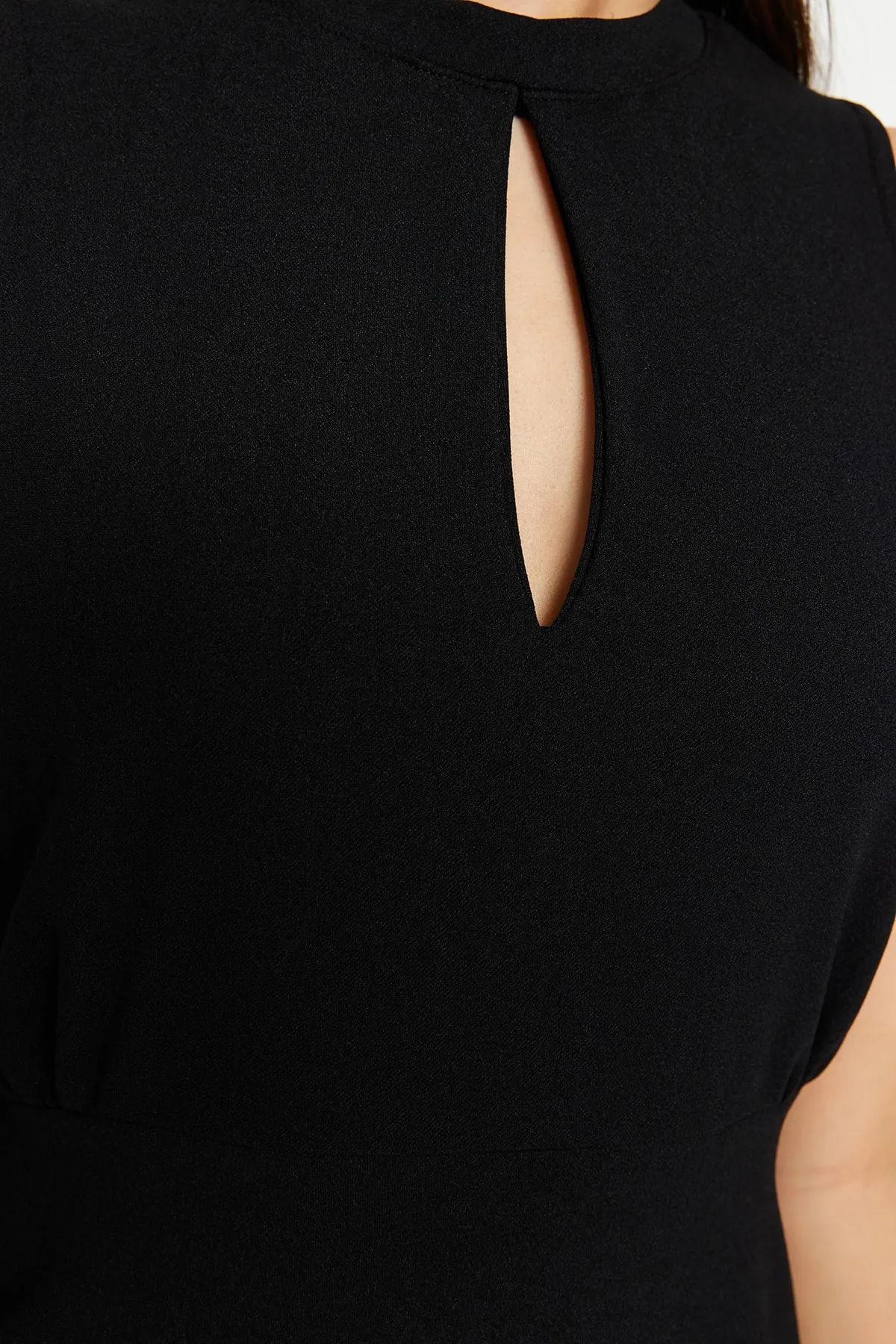 Trendyol Collection  Schwarzes, figurbetontes Strick-Bleistiftkleid mit Cut-Out-Details und Stehkragen TWOSS23EL02166