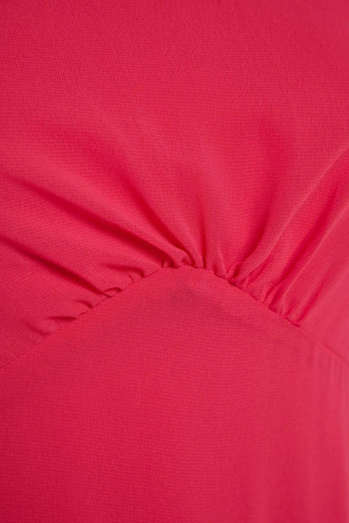 Trendyol Modest  Fuchsiafarbenes, gefüttertes Kleid aus gewebtem Chiffon mit Raffung vorne TCTSS23EB00064