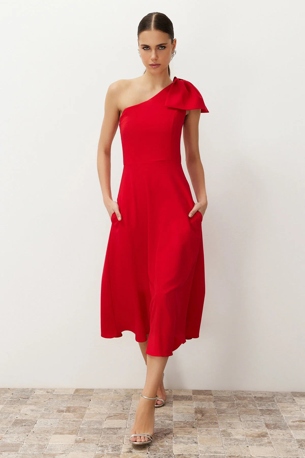 Trendyol Collection  Stilvolles rotes Abendkleid mit Schleifendetail