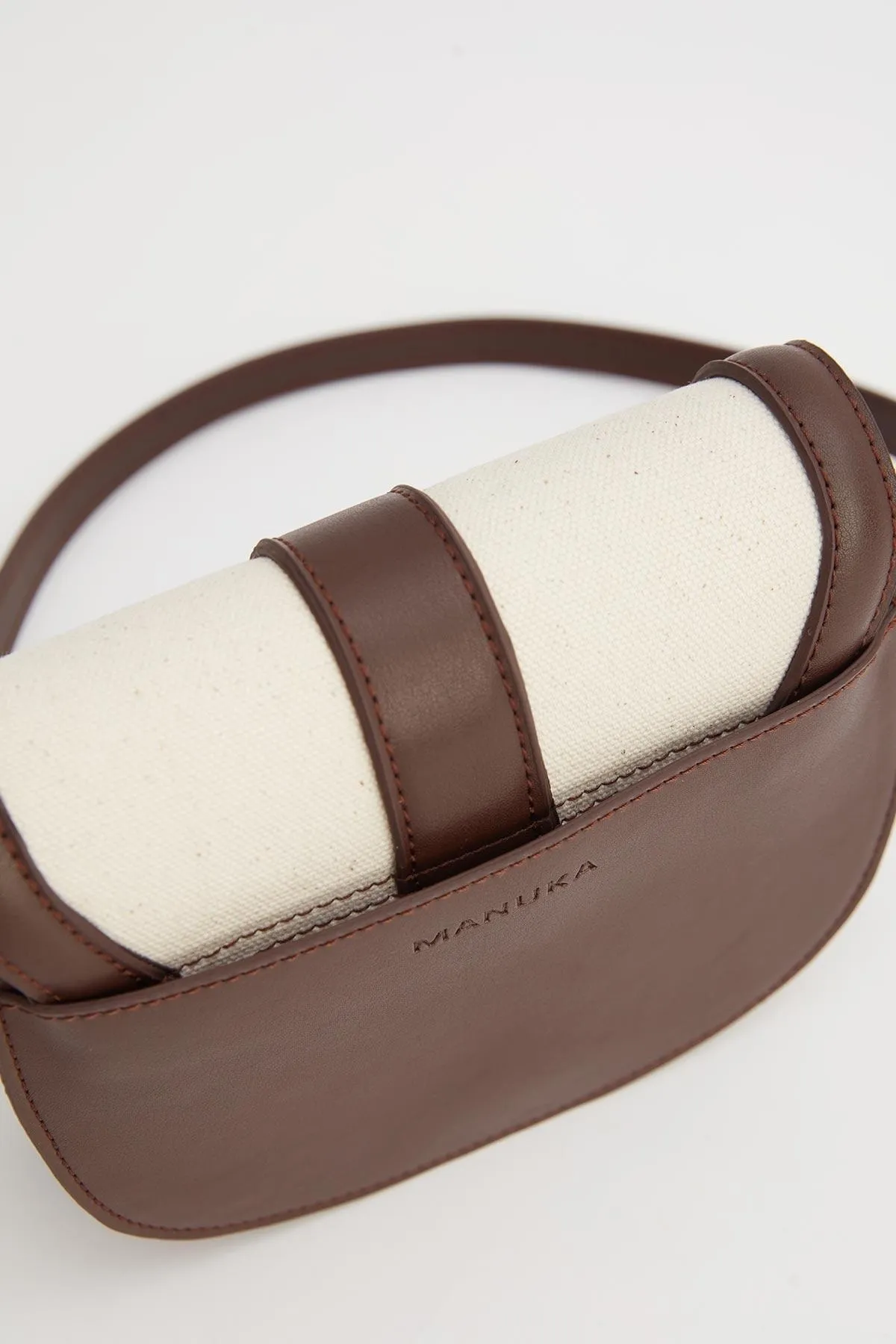 Manuka  Canvas-Tasche mit detaillierter Schnalle in Braun