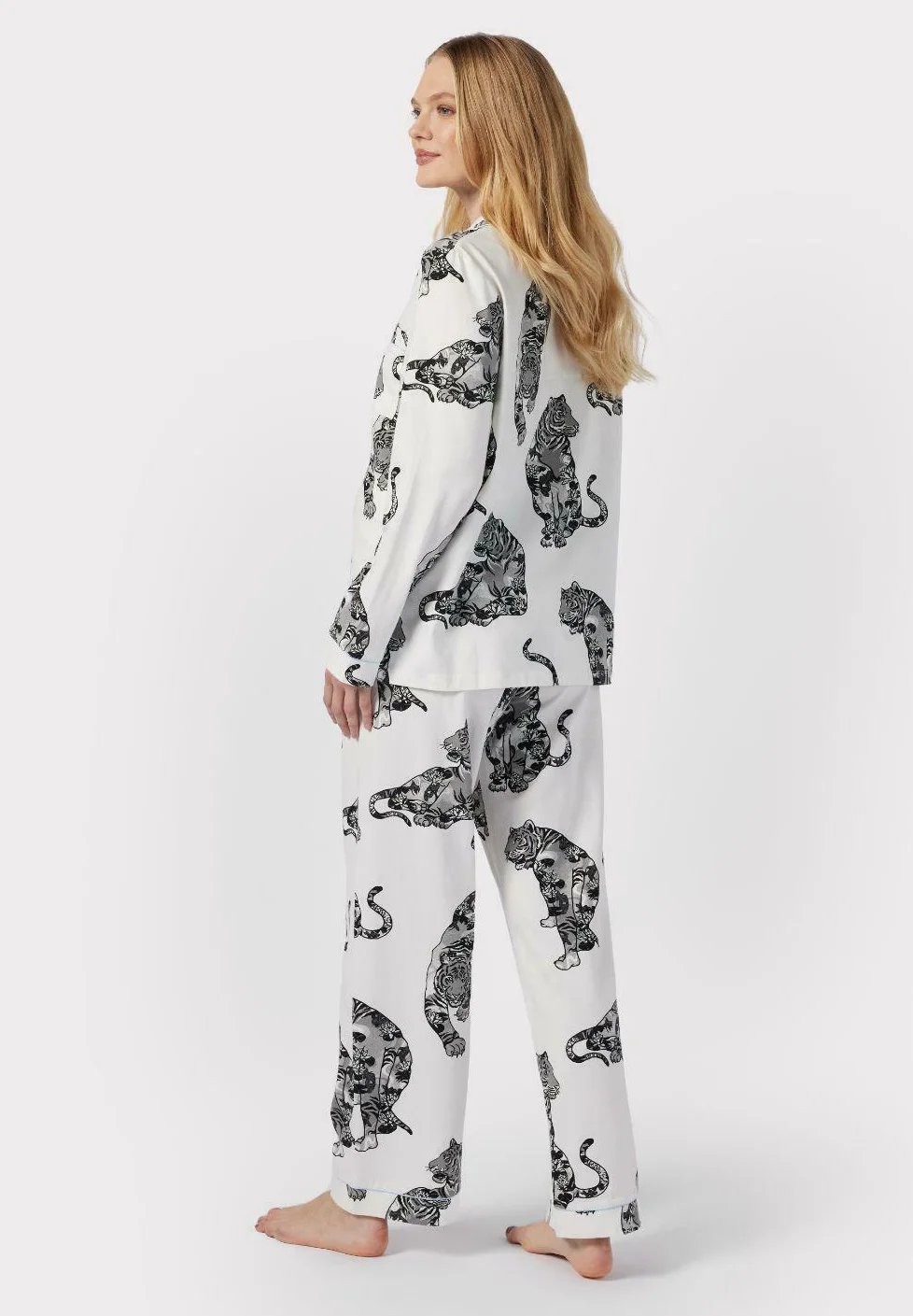 Pijama de maternidad con estampado de tigre y loto de Chelsea Peers