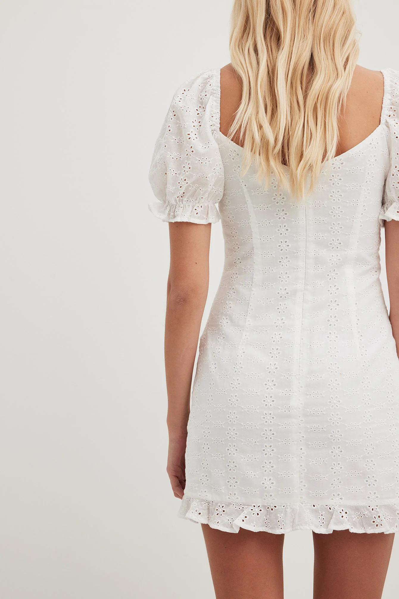 Minikleid mit Rüschen