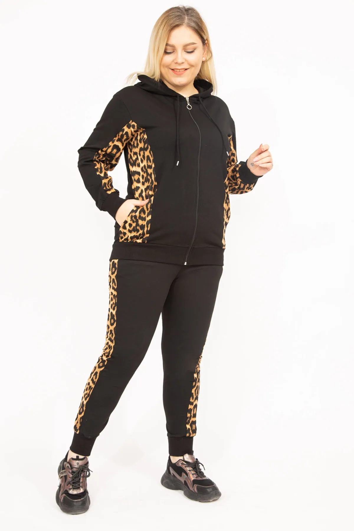 Şans  Schwarzes Damen-Sweatshirt-Hose-Set mit Kapuze, großes Leopardenmuster, 65n35744