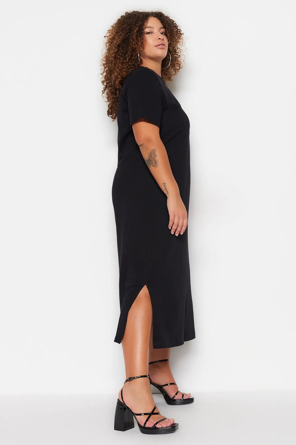 Trendyol Curve  Schwarzes Strickkleid mit Rundhalsausschnitt und Schlitz TBBSS23AH00159