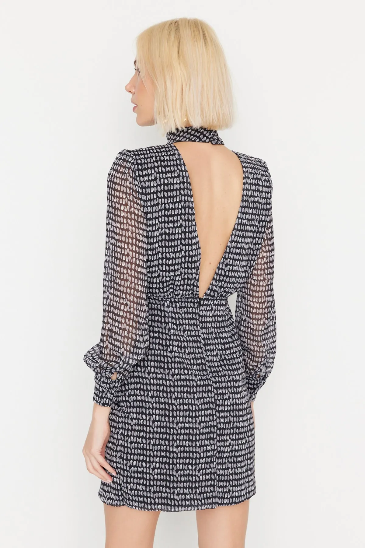 Trendyol Collection  Schwarzes Webkleid mit hohem Kragen TWOAW23EL01482