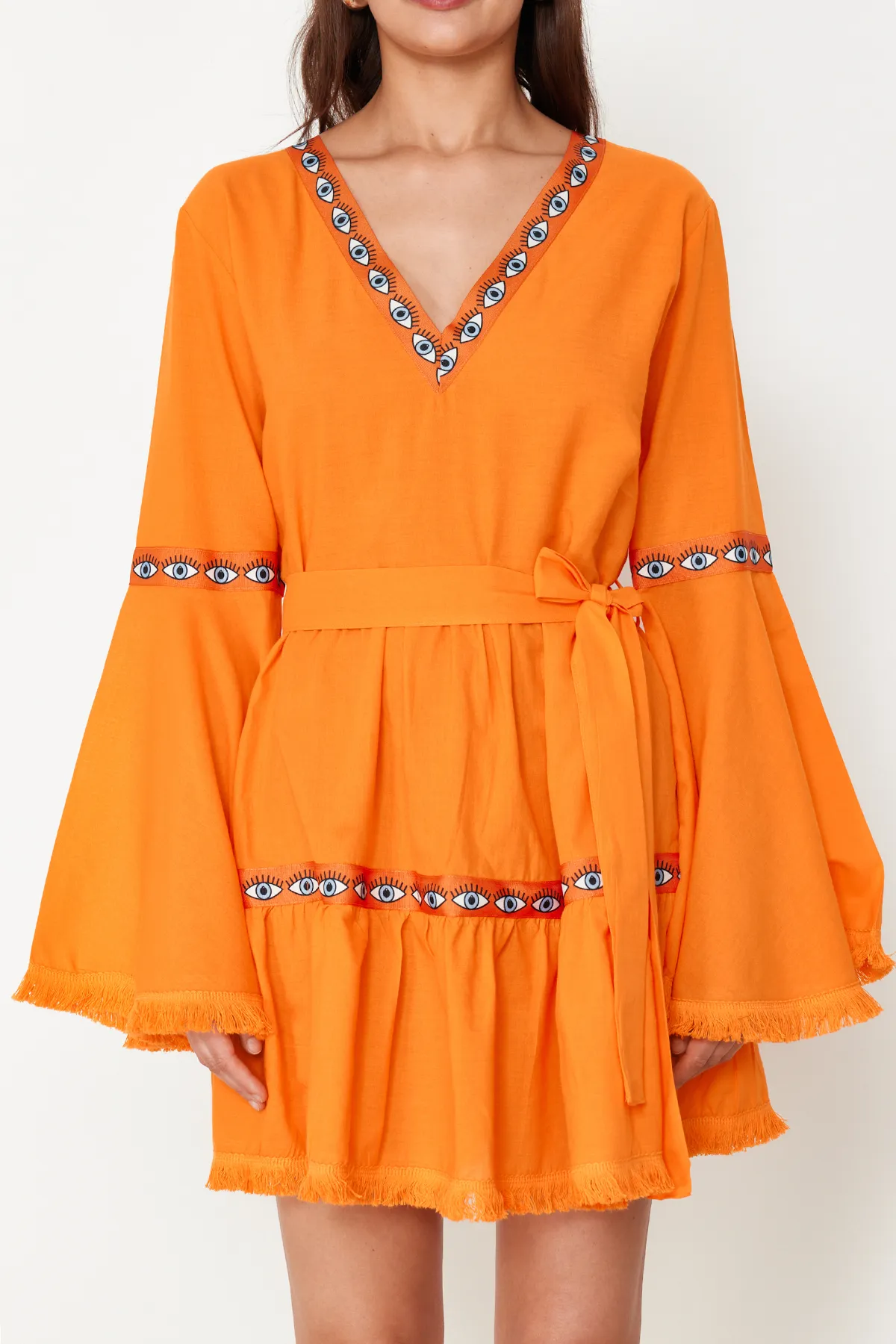 Trendyol Collection  Orangefarbenes Mini-Strandkleid mit gewebtem Volant und Gürtel TBESS21EL1253