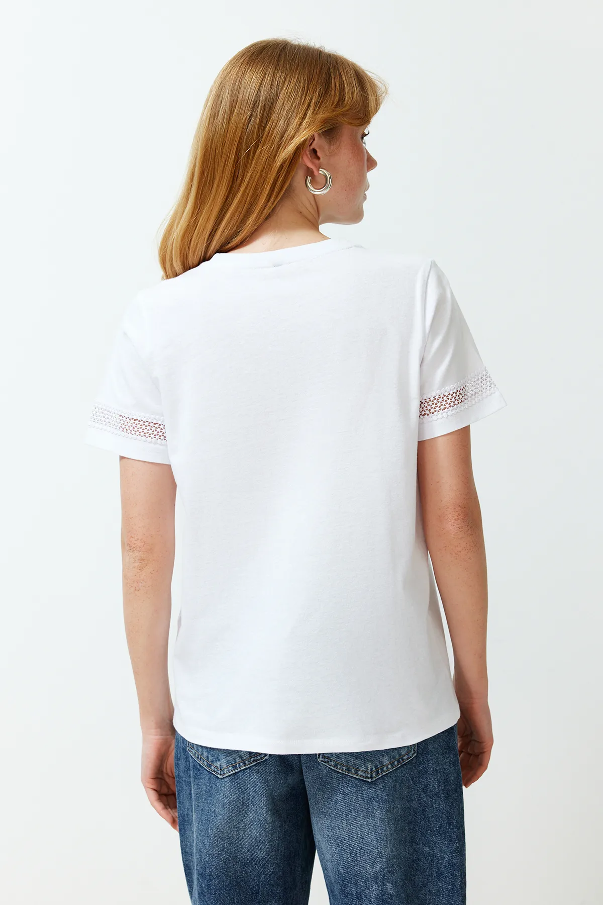 Trendyol Collection  Weißes Accessoire-T-Shirt mit detailliertem Basic-/Regulärmuster-Strick-T-Shirt TWOSS24TS00048