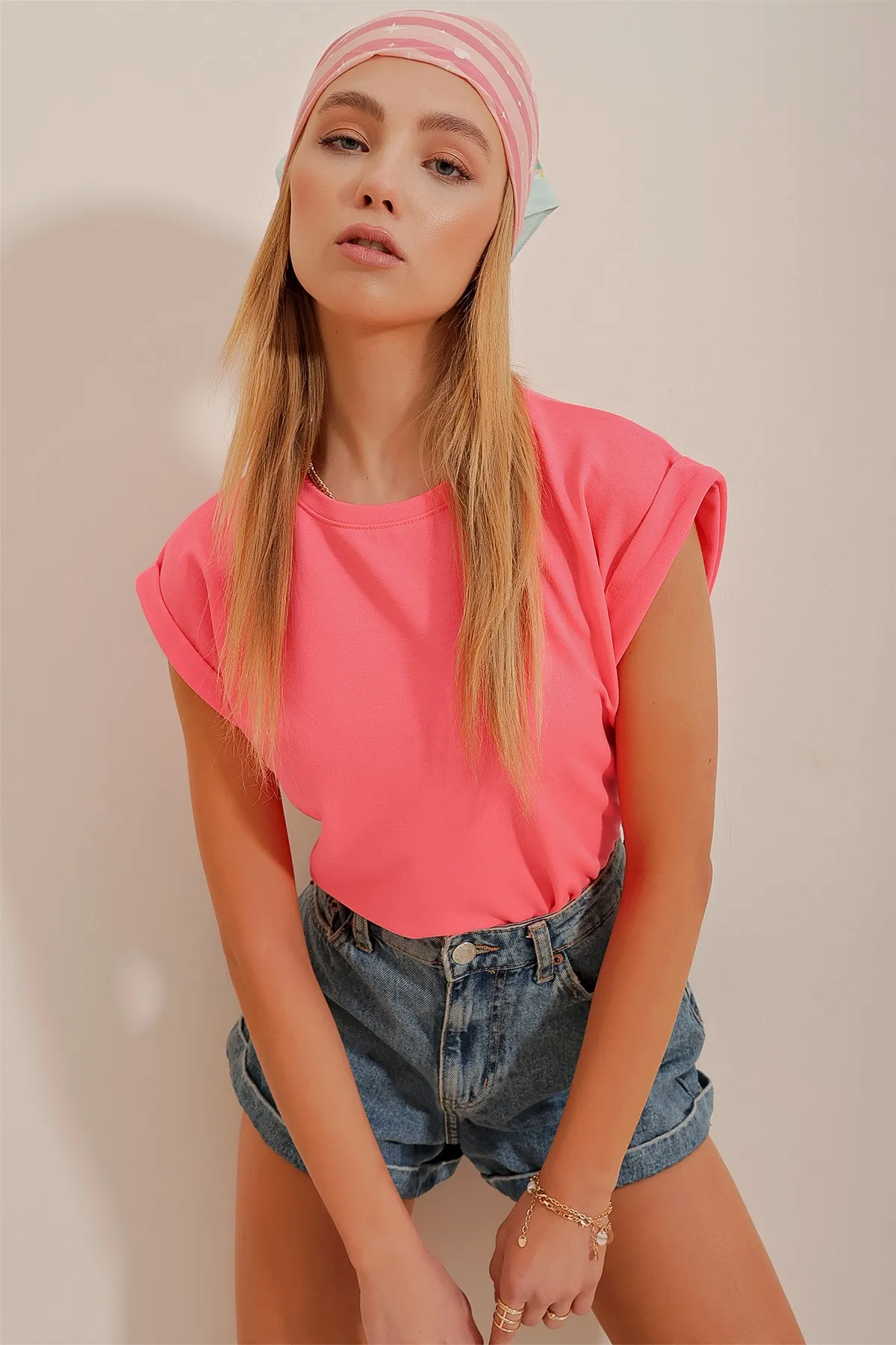 Trend Alaçatı Stili  Fuchsiafarbene Damen-Scuba-Bluse mit Rundhalsausschnitt und zwei Ärmeln ALC-X9916