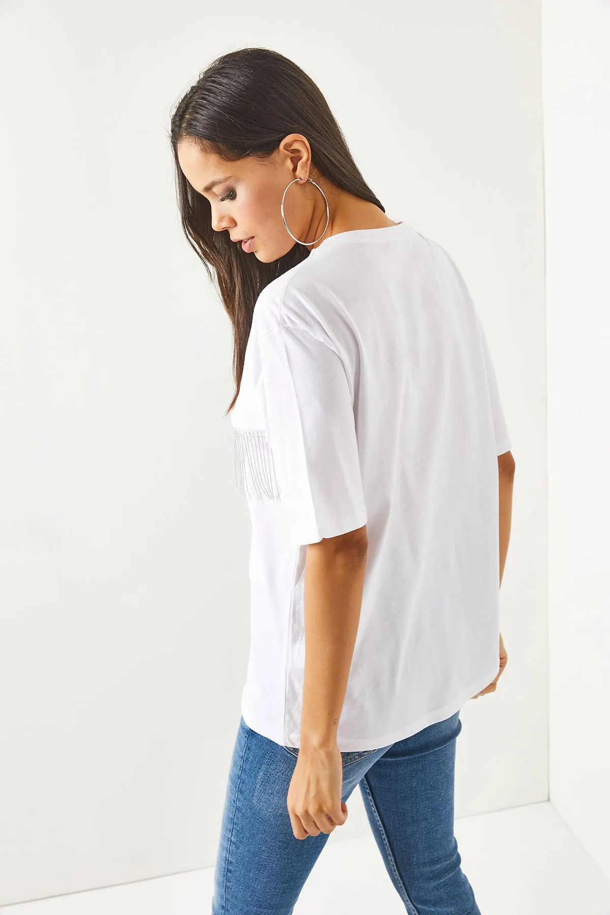 Olalook  Weißes Damen-T-Shirt in Übergröße mit Kettengarnierung TSH-19000697
