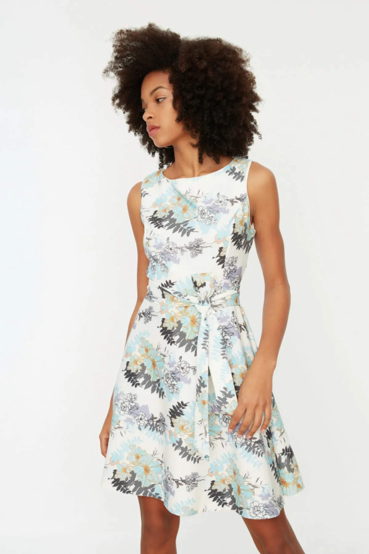 Trendyol Collection  Mehrfarbiges Mini-Webkleid mit Gürtel TWOSS20EL0750