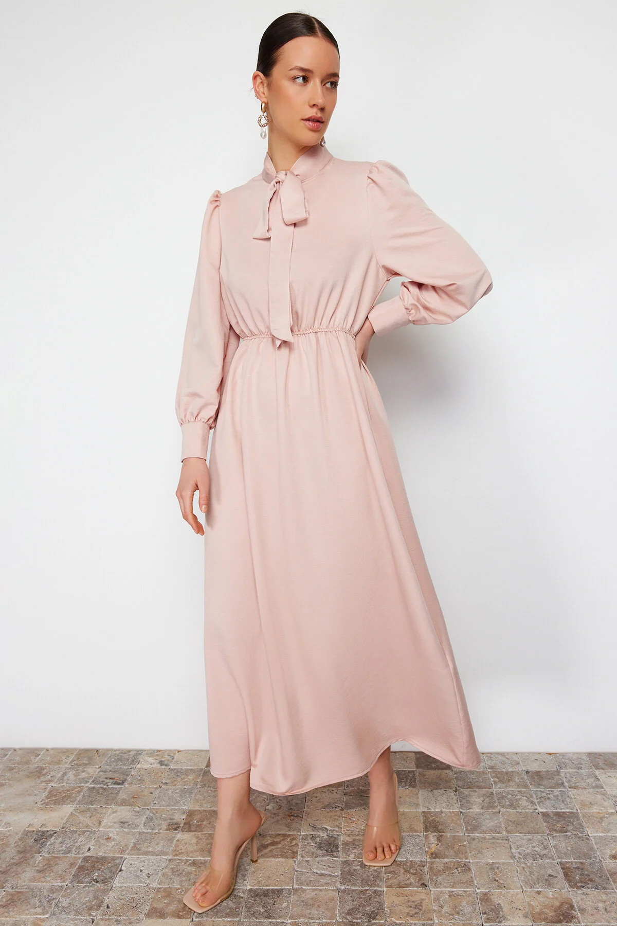 Trendyol Modest  Kleid aus schlichtem Webstoff mit Puderkragen und Schnürung TCTSS24EB00136