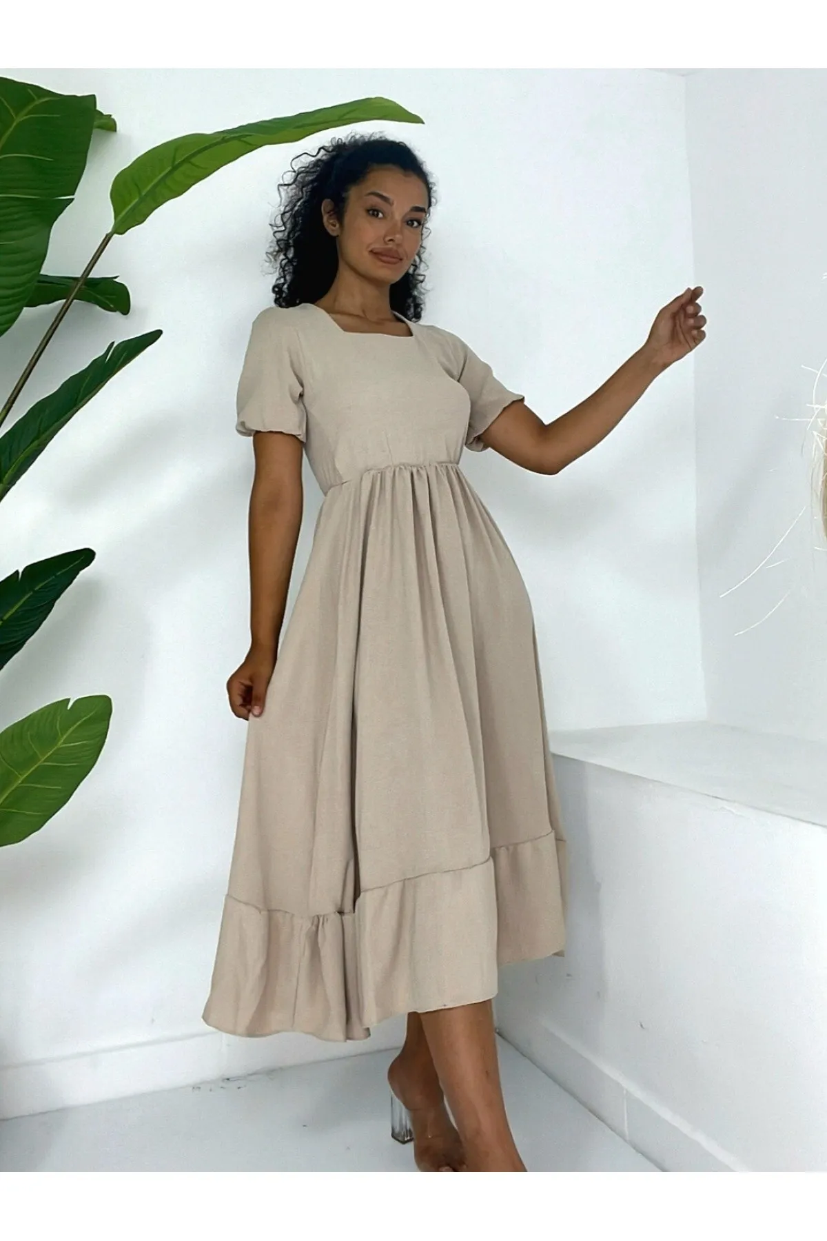 Modamorfo  Kurzärmliges Ayrobin-Kleid mit quadratischem Ausschnitt und elastischer Taille