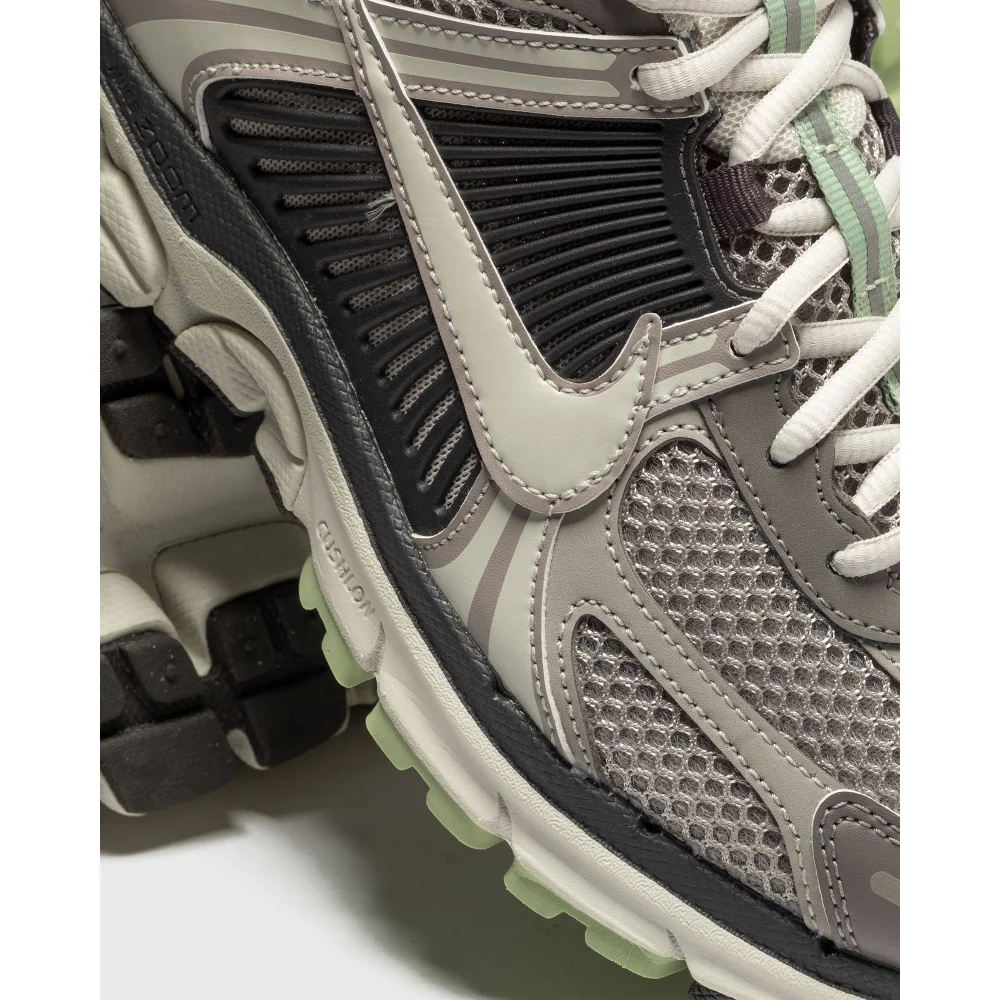 Nike Wmns Zoom Vomero 5 FB8825 001 / grau