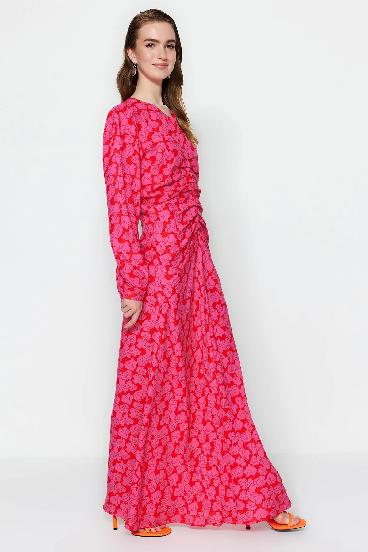 Trendyol Modest  Fuchsiafarbenes gewebtes Kleid mit Blumenmuster und Nähten an der Taille TCTSS22EB00105
