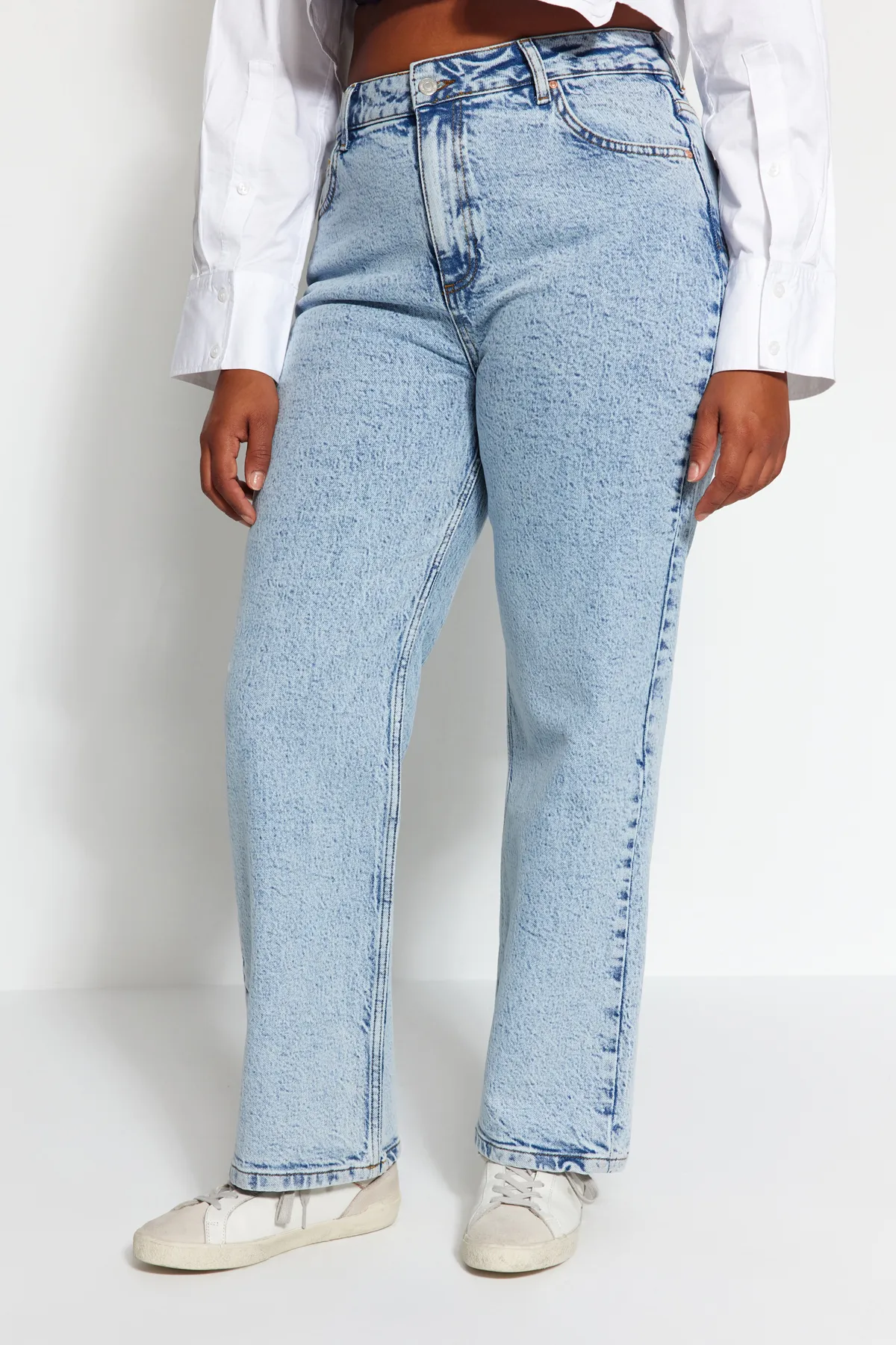 Trendyol Curve  Hellblaue Straight-Fit-Jeans TBBAW24CJ00045