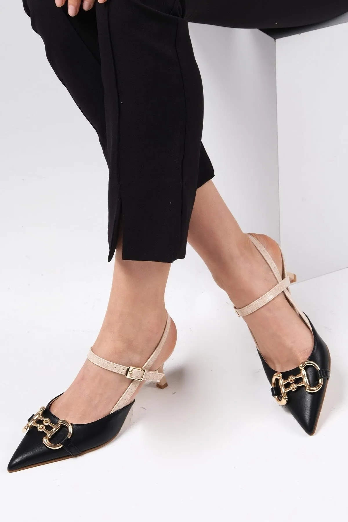 Mio Gusto  Felicity Damen-Schuhe mit Absatz, schwarzes Schnallenzubehör, offene Rückseite und seitliche Schnalle