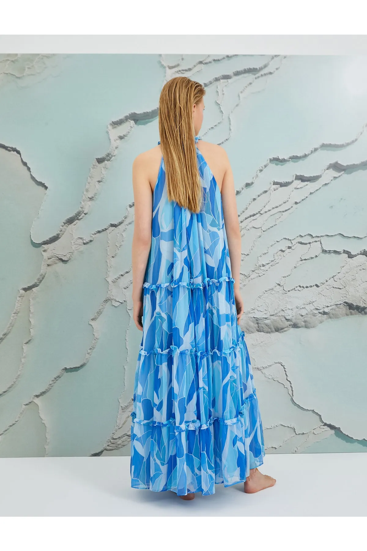 Koton  Şahika Ercümen X – Langes Neckholder-Kleid