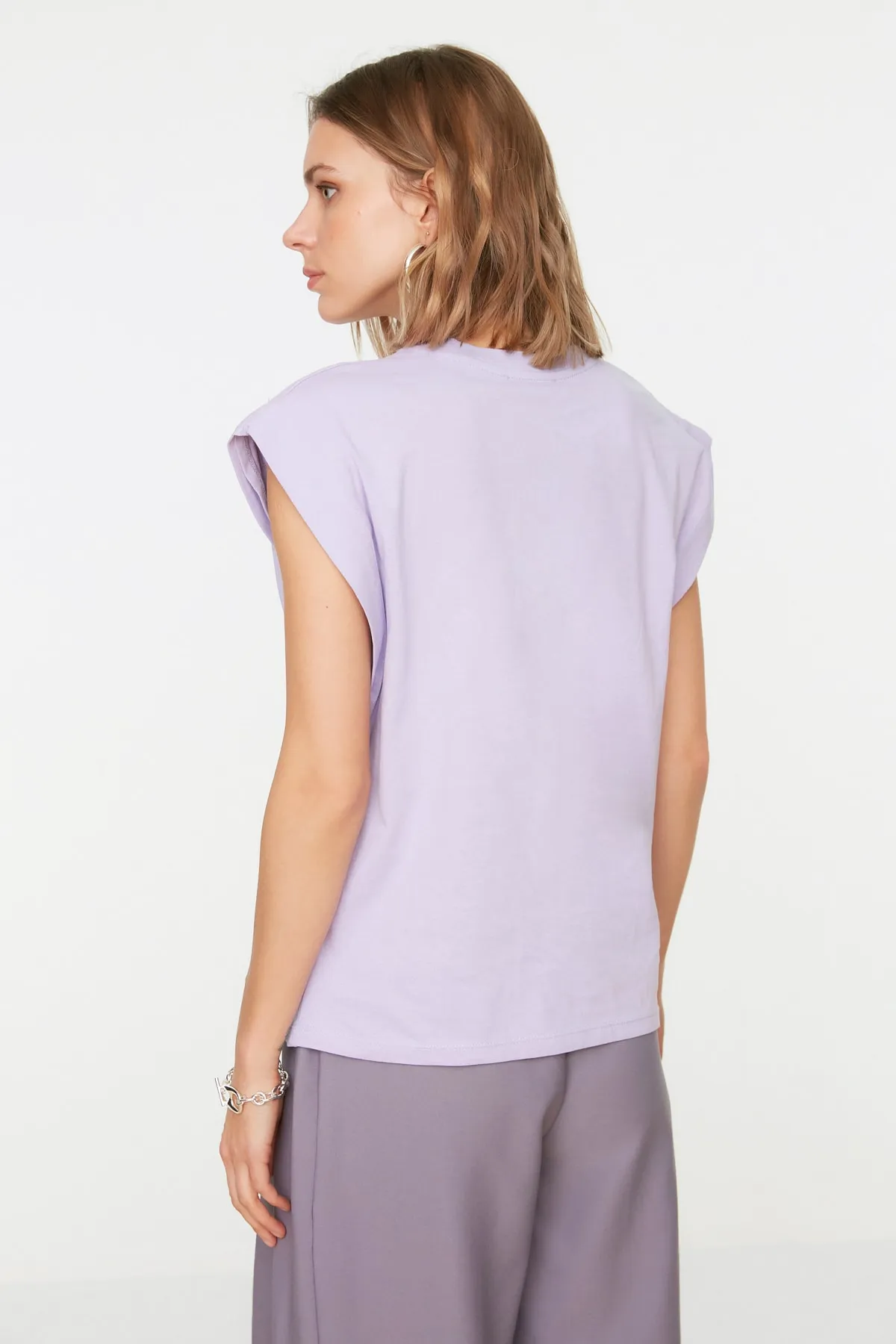 Trendyol Collection  Lilafarbenes Basic-Strick-T-Shirt mit Rundhalsausschnitt aus 100 % Baumwollwatte TWOSS20TS0021