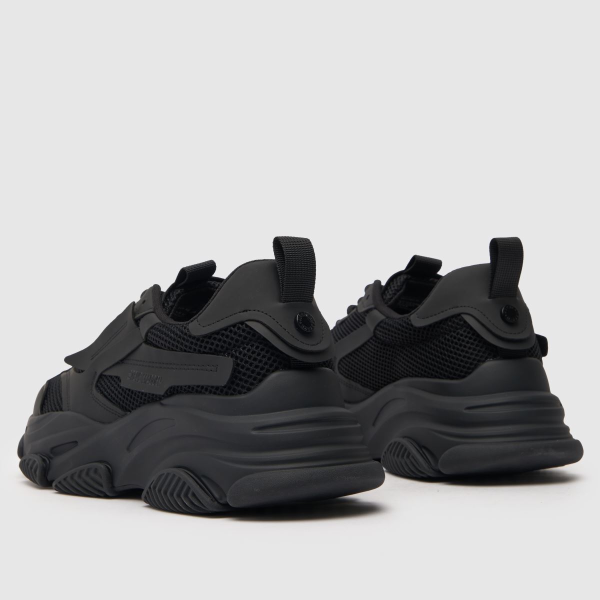 Steve Madden fekete cipőket is forgalmaz
