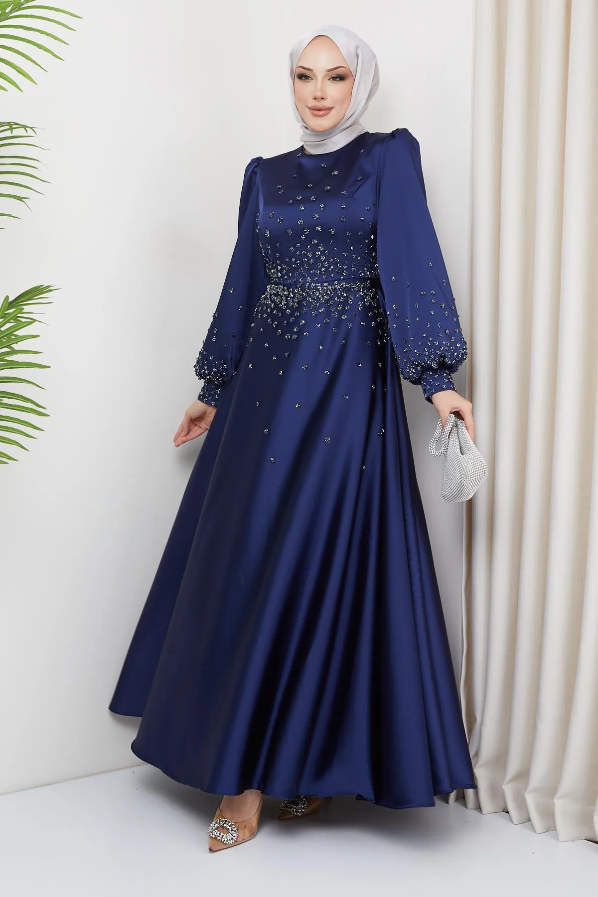 Olcay  Abendkleid aus Satin mit Steindetail vorne und an den Ärmeln DUNKELBLAU 1658