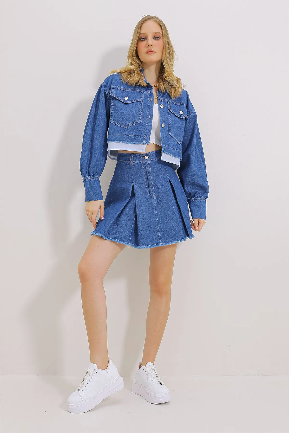 Trend Alaçatı Stili  Blaues Damen-Doppelset aus kurzer Jeansjacke mit Doppeltaschen und Jeansplissierten-Rock ALC-X11458