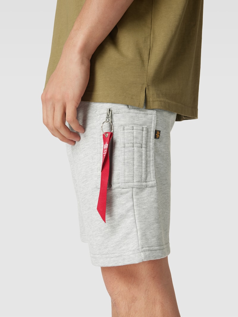 Shorts mit Label-Details in hellgrau meliert