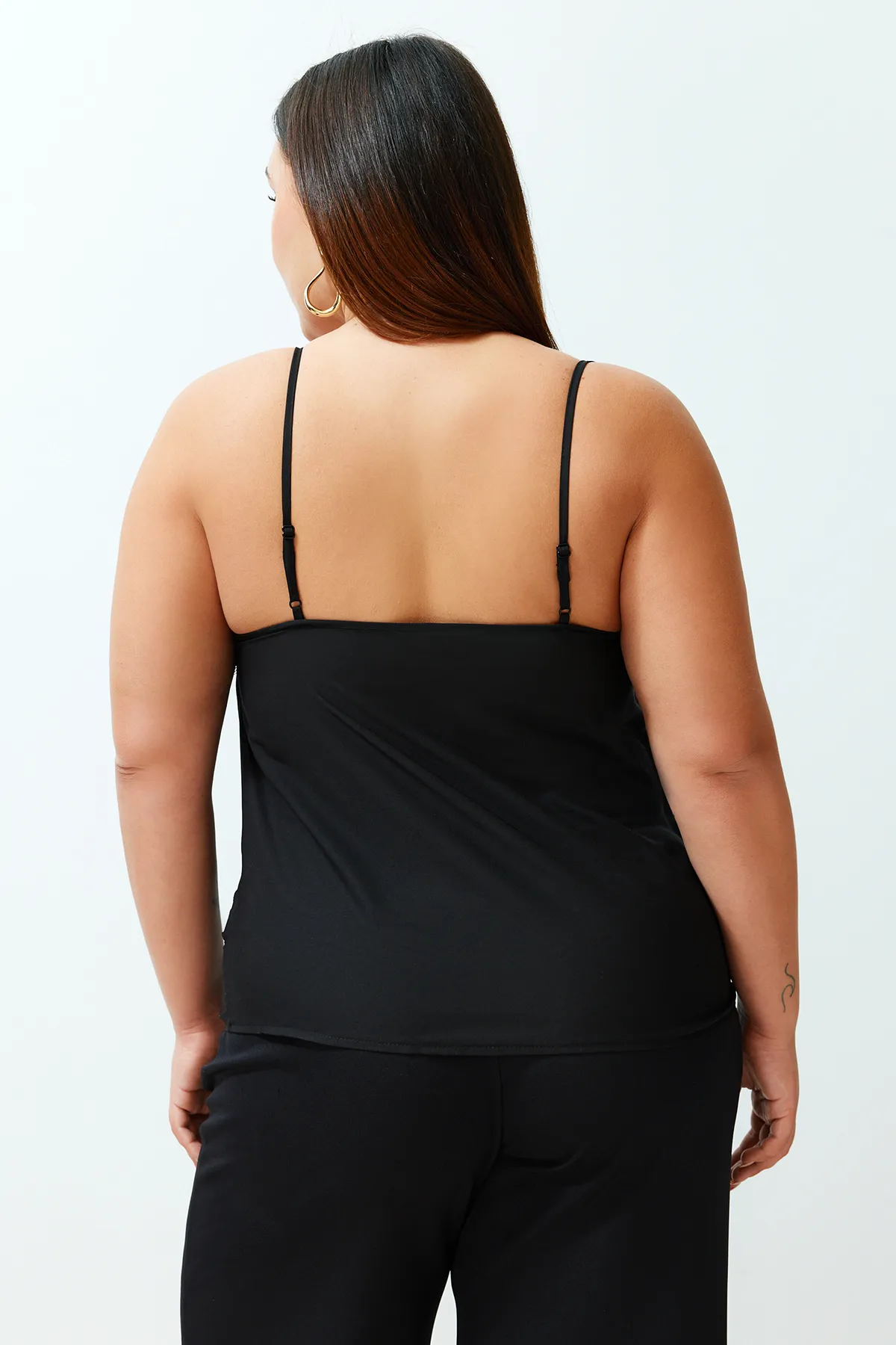 Trendyol Curve  Schwarze, gewebte Trägerbluse aus Spitze in Übergröße TBBSS24AF00070