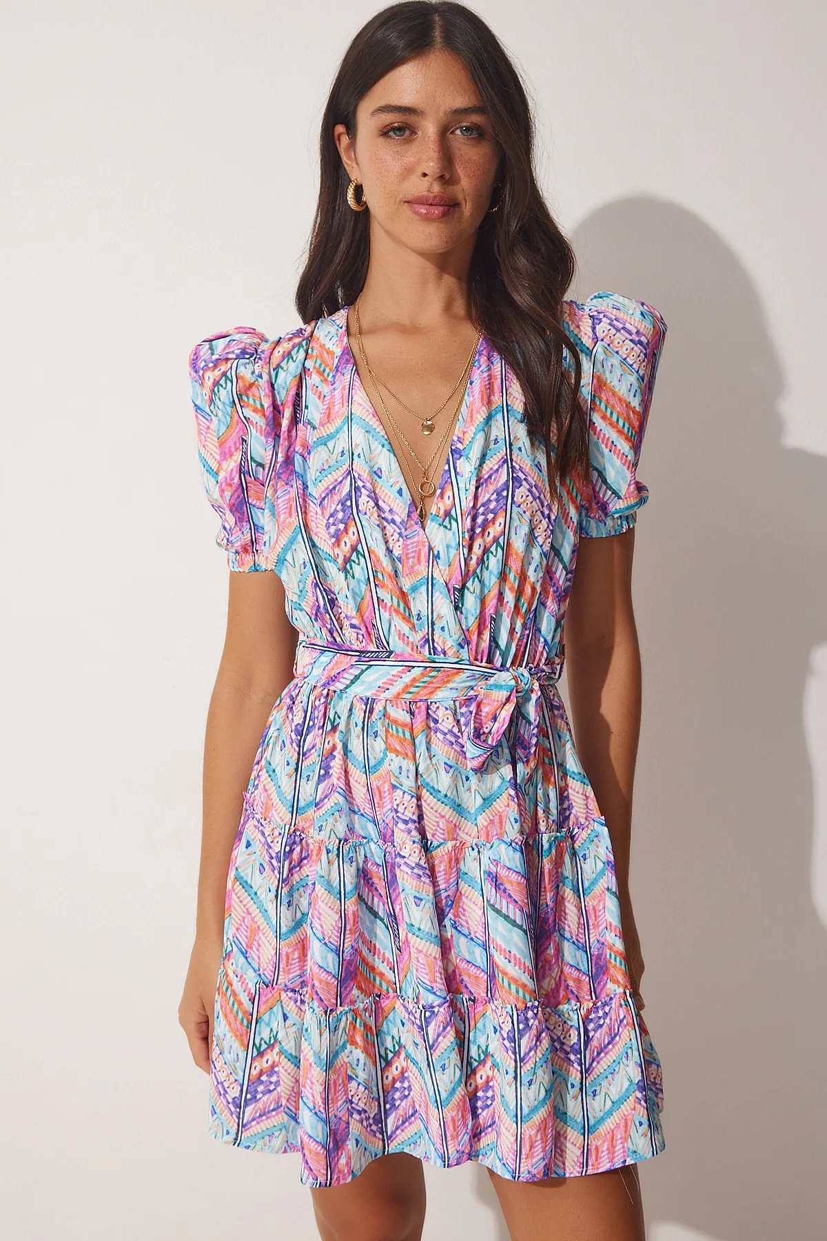 Happiness İstanbul  Lila-blau gemustertes Sommer-Minikleid mit Wickelkragen für Damen RV00113