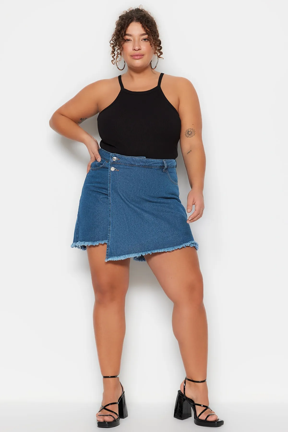 Trendyol Curve  Hellblauer Shorts-Rock mit hohem Taillensaum und Quasten TBBSS23AP00008