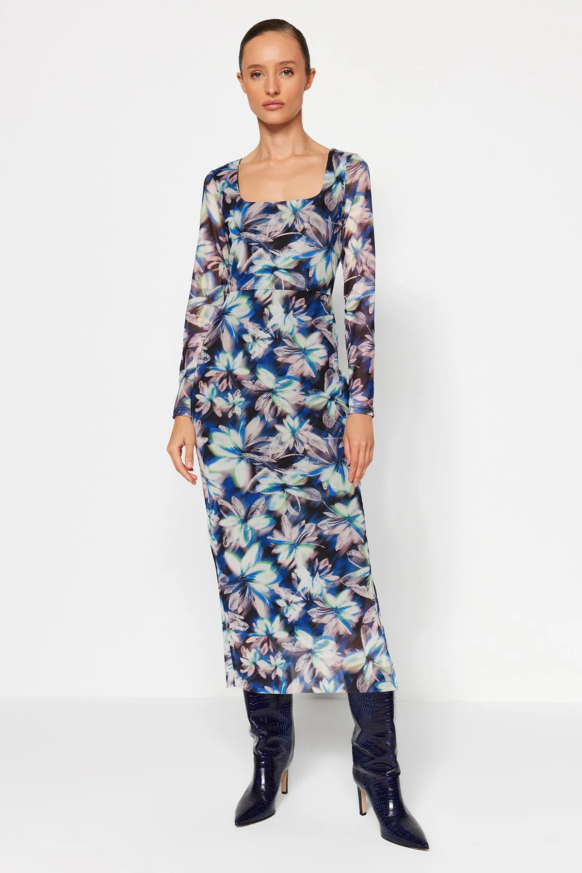 Trendyol Collection  Mehrfarbiges, figurbetontes, langärmliges, dehnbares Maxi-Strickkleid mit Tüll und Blumenmuster und quadratischem Ausschnitt TWOAW24EL00291