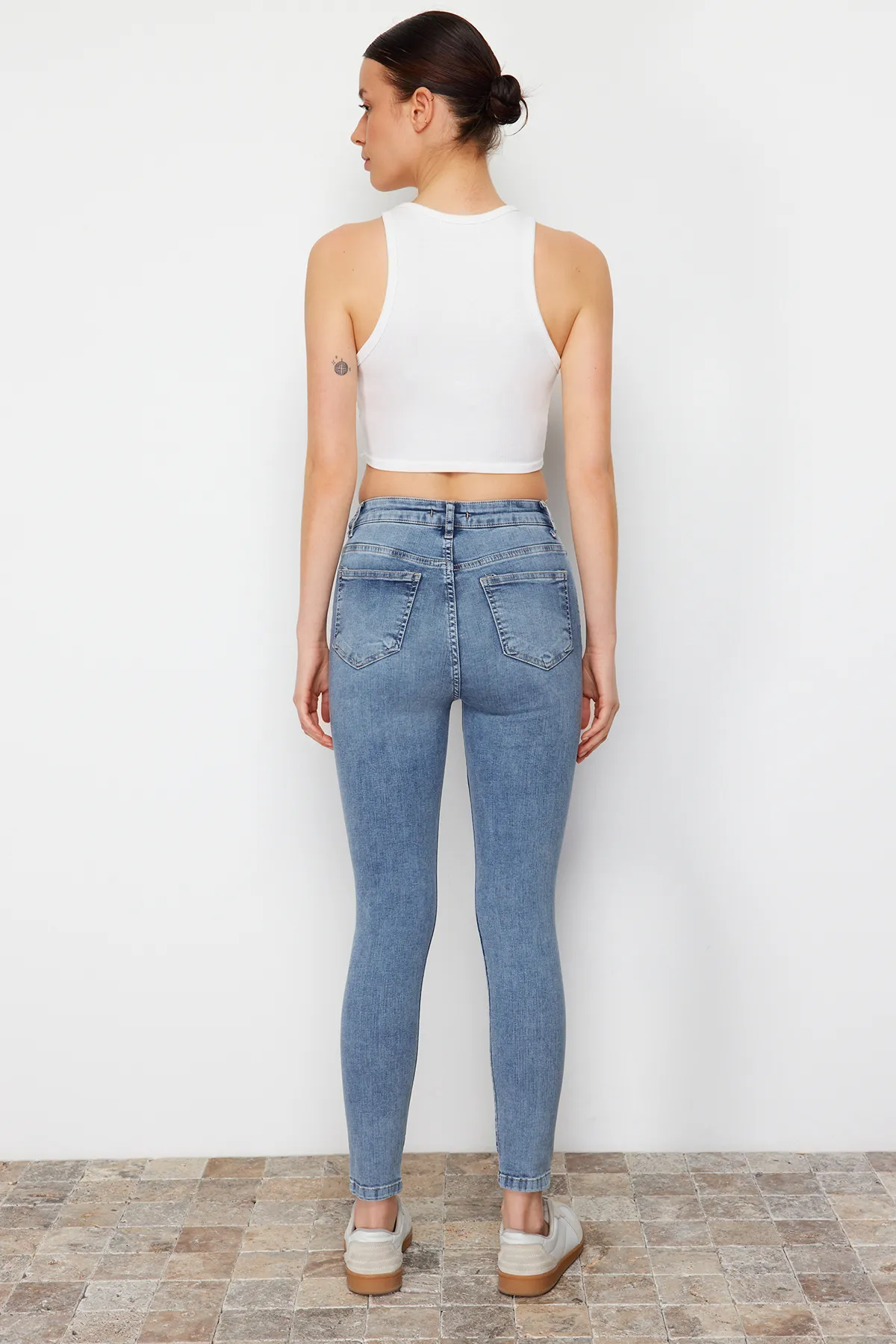 Trendyol Collection  Hellblaue High Waist Skinny Jeans mit Shaping-Effekt TWOAW24JE00070
