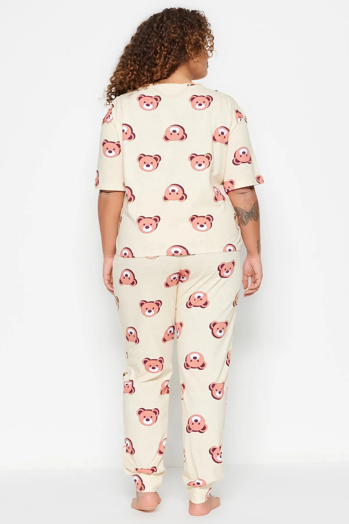 Trendyol Curve  Ecrufarbenes Pyjama-Set aus Strick mit Teddybär-Muster TBBAW23AI00039