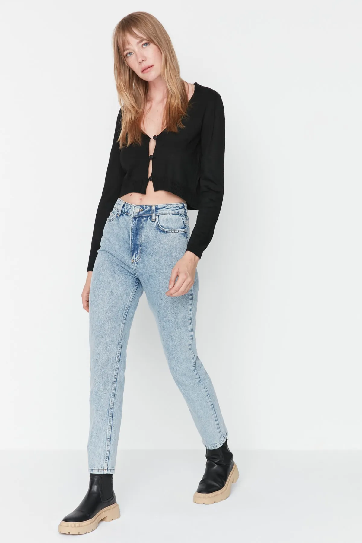 Trendyol Collection  Hellblaue Mom-Jeans mit hoher Taille TWOAW23JE00193