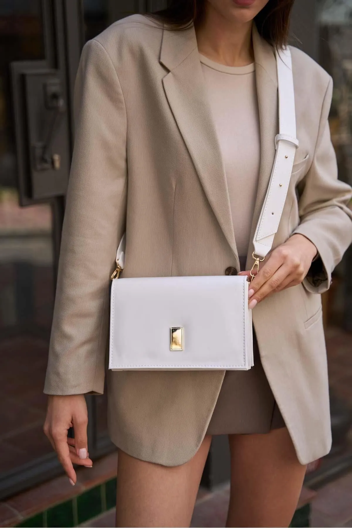 Madamra  Weiße Umhängetasche mit dickem Riemen und goldenen Details für Damen