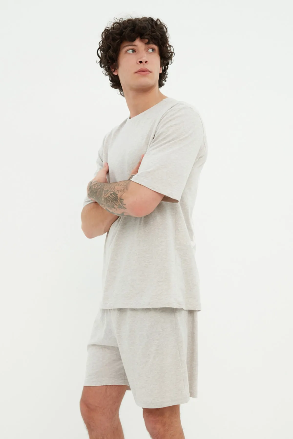 Trendyol Collection  Graues gestricktes Unisex-Pyjama-Set mit T-Shirt-Shorts und Slogan-Aufdruck aus 100 % Baumwolle THMSS22PT0694