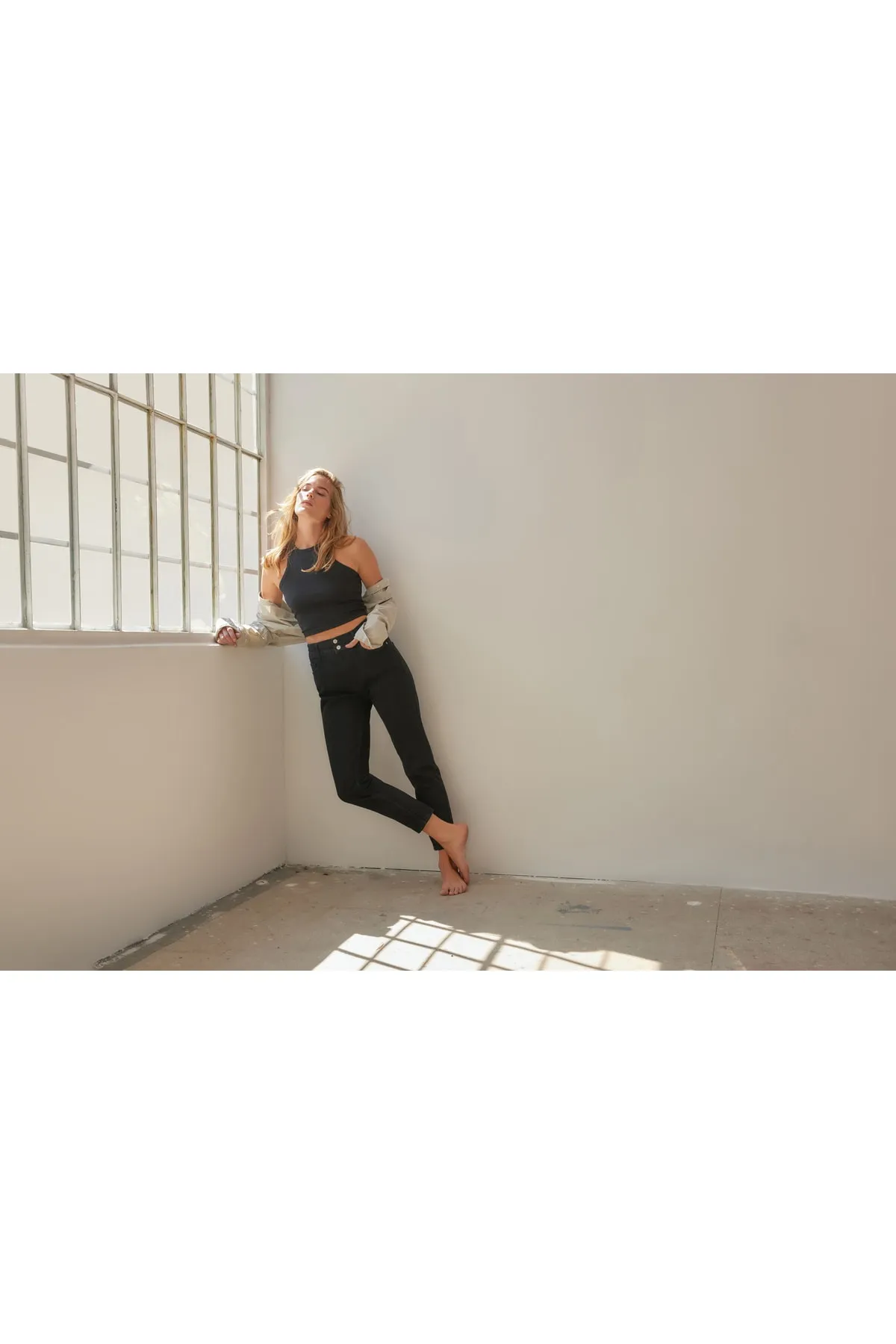 Trendyol Collection  Schwarze, nachhaltigere Mom-Jeans mit hoher Taille und Detail TWOAW23JE00379