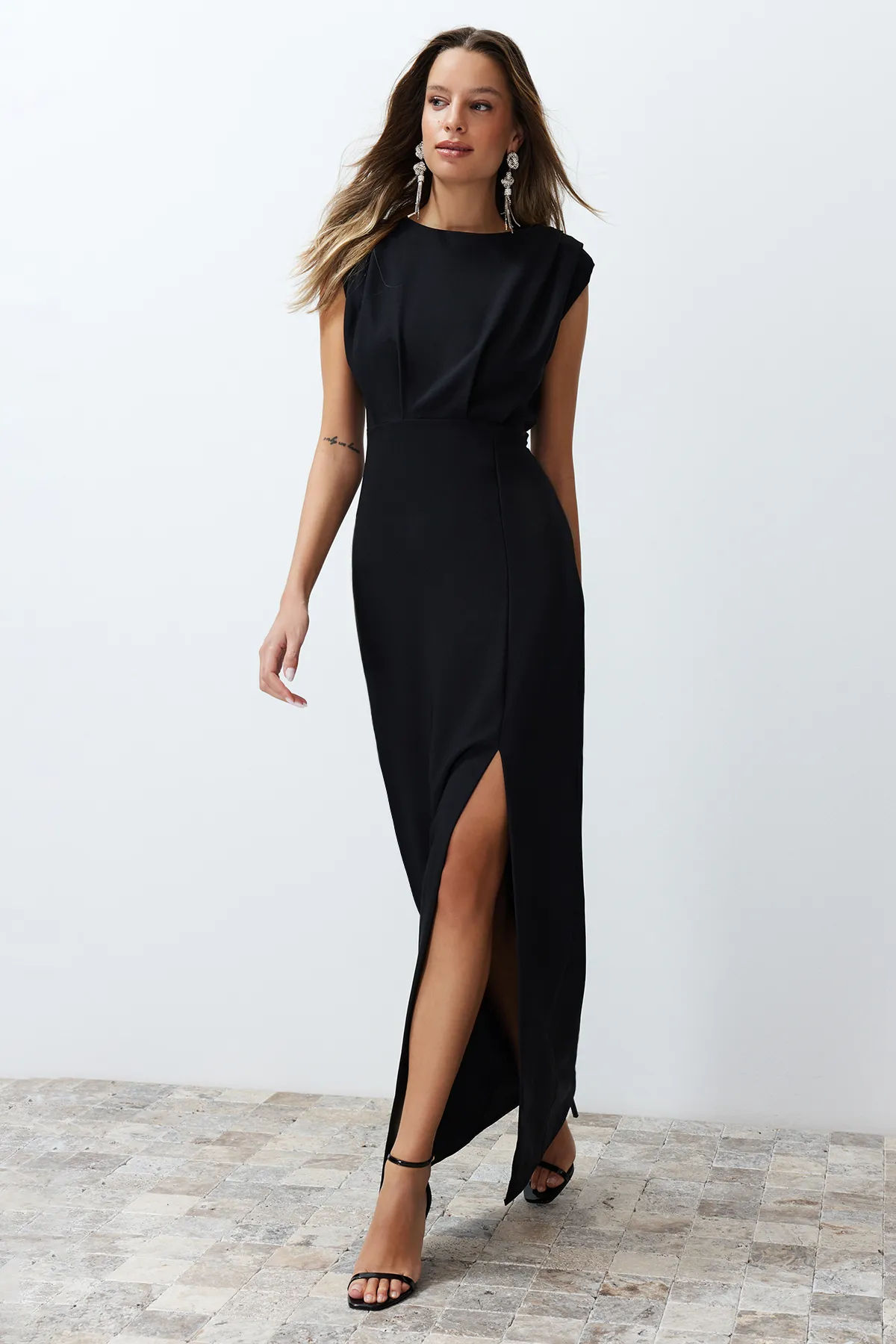 Trendyol Collection  Schwarzes wattiertes langes gewebtes Abendkleid TPRSS24AE00087