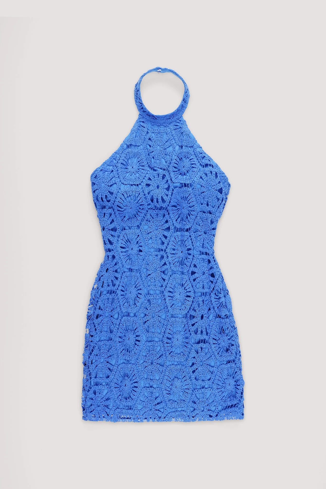 Gehäkeltes Minikleid aus Strickstoff mit Neckholder