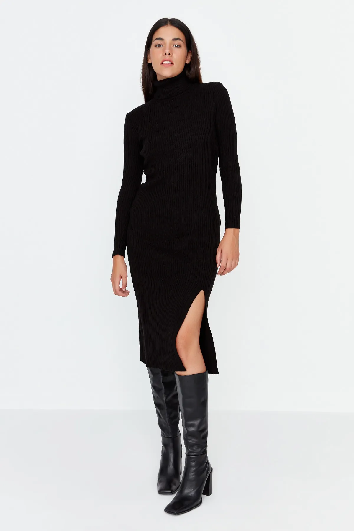 Trendyol Collection  Schwarzes Strickkleid mit Rollkragen und Schlitz und detailliertem Strickmuster TWOAW23EL00662