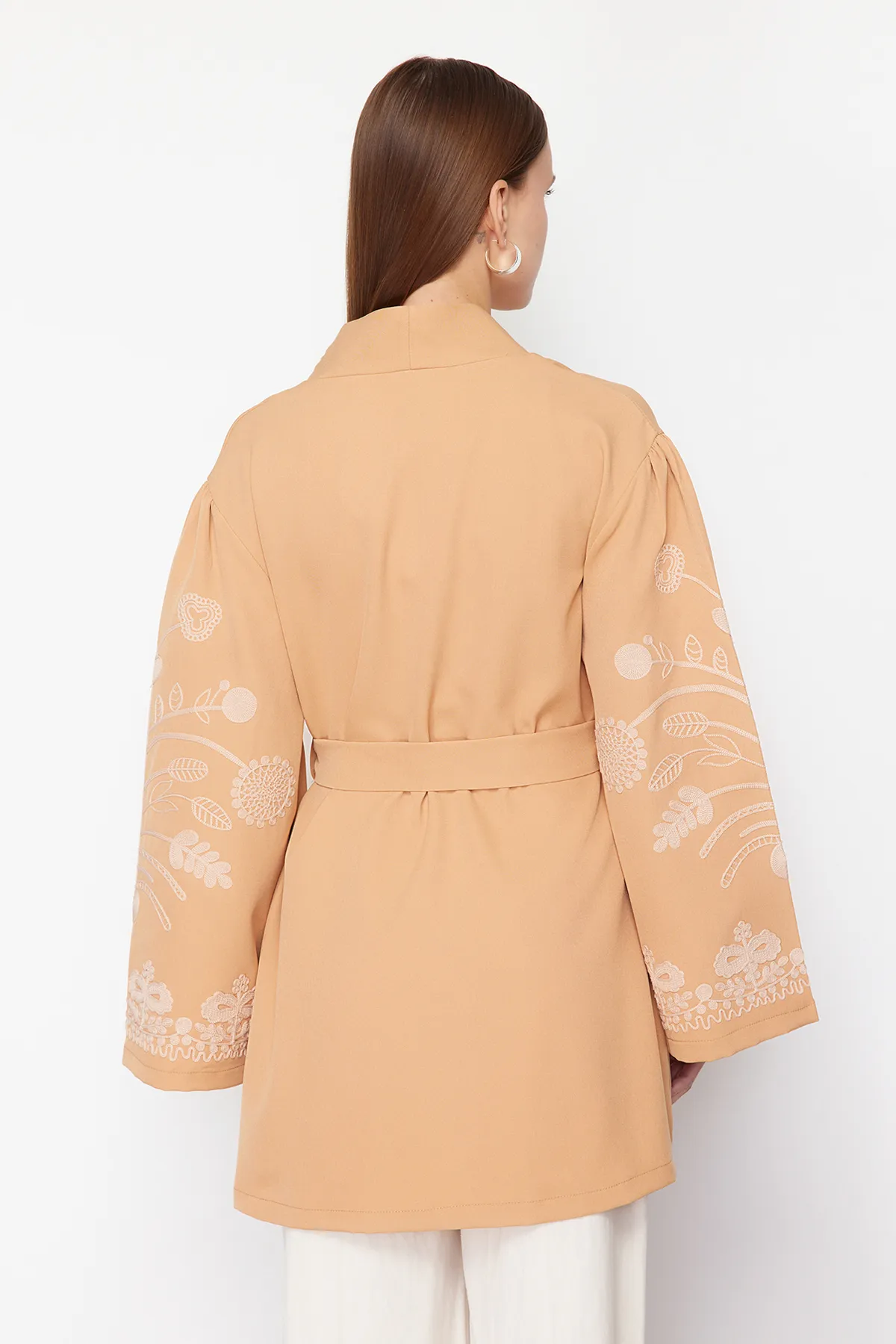 Trendyol Modest  Kamelfarbene, gewebte Tasse mit Stickerei & Ferace & Kimono TCTSS24KF00018