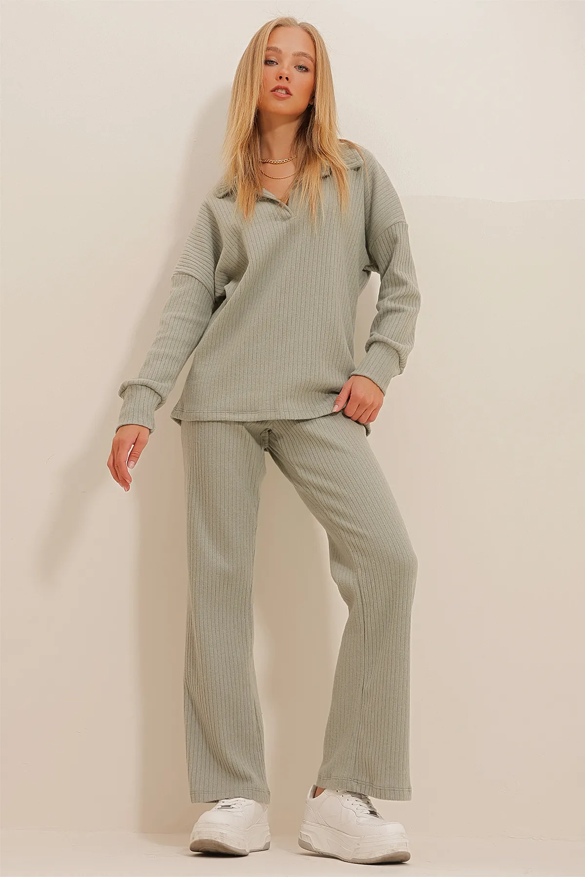 Trend Alaçatı Stili  Grünes Strickoberteil mit Polokragen und Palazzohose für Damen, Set aus Oberteil und Hose ALC-796-001