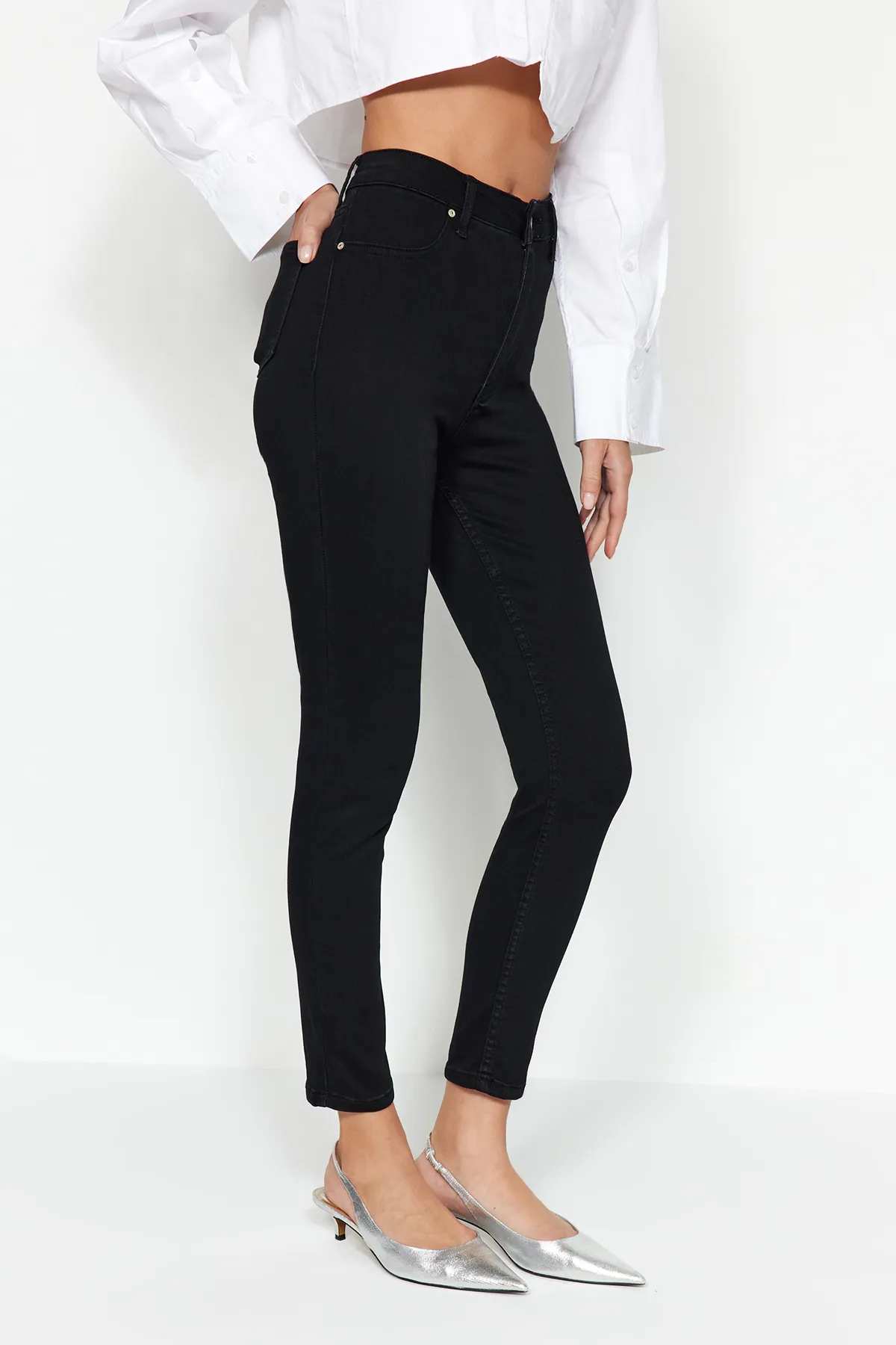 Trendyol Collection  Schwarze Jegging-Jeans mit hoher Taille TWOAW24JE00264